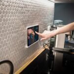 Centralita domótica: panel de control del hogar inteligente en la pared