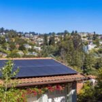 Domótica solar: casa con placas solares en el tejado conectadas a un hogar inteligente
