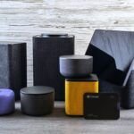 Altavoces inteligentes de Google Home y Alexa comparados sobre una mesa