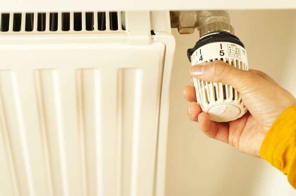 Ajustando el termóstato de un radiador eléctrico wifi para controlar la temperatura