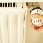 Ajustando el termóstato de un radiador eléctrico wifi para controlar la temperatura